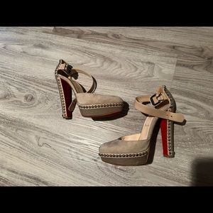 CHRISTIAN LOUBOUTIN
Beige Suede and Cotton Studded Ankle Wrap Figurina 140 Pumps